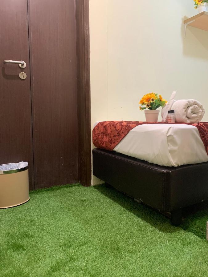 Single Sharing Room And Short Hours Stay At Sandpiper Hotel Singapura Luaran gambar