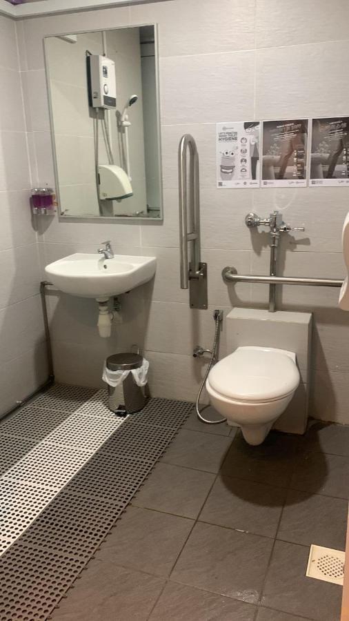 Single Sharing Room And Short Hours Stay At Sandpiper Hotel Singapura Luaran gambar